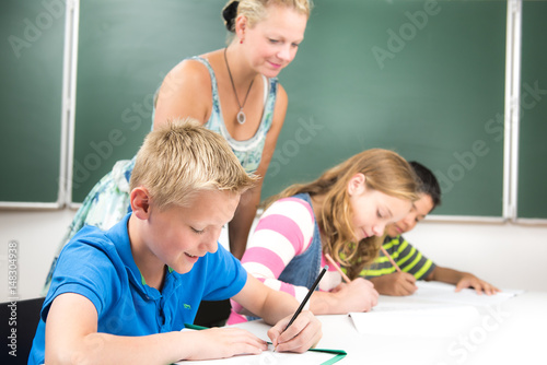 Plakat uczeń z nauczycielem w klasie