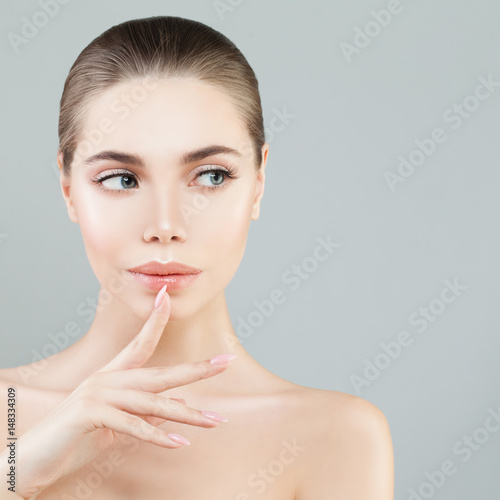 Zdjęcie XXL Młoda piękność. Ładny model kobiety z zdrowej skóry i naturalny makijaż nago