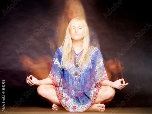 Cuadros en Lienzo Beautiful girl meditating