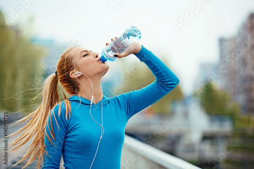 Zdjęcie XXL Blond kobieta jest jogging