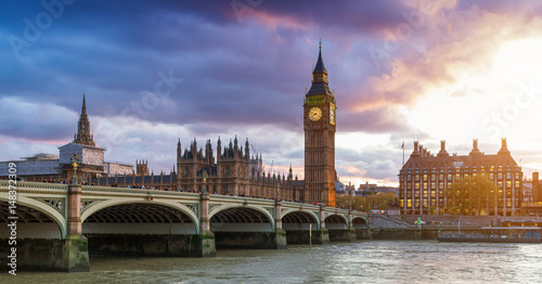 zachodzace-slonce-nad-tamiza-i-palacem-westminsterskim