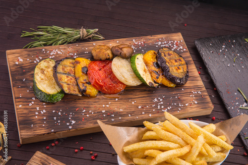 Fotografía Vegetables on coals, are served as a separate dish, or as a garnish for meat