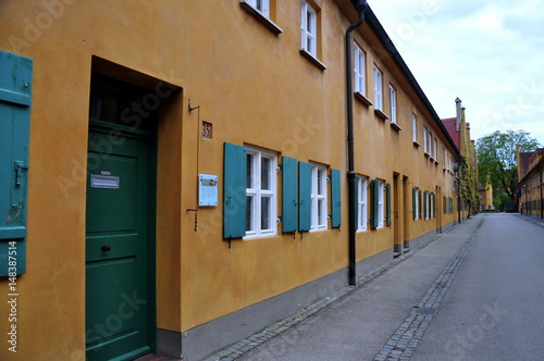 Gelbes Haus Mit Grunen Fensterladen - minimalistisches Interieur