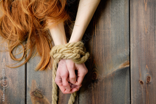 Fotografía redhead skinny woman bounded with rope, hands close-up