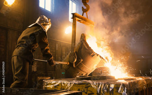 Fotomural Worker controlling metal melting in furnaces