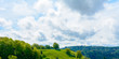 Panorama Landschaft im Sommer mit viel Grün und wolkigem Himmel