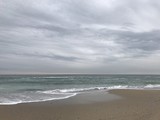 Fototapeta Morze - безлюдный пляж в пасмурную погоду