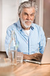 © Jonas Glaubitz - Senior zuhause mit Laptop