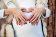 © Geemly - man and pregnant woman with a heart