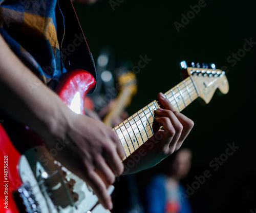 Fotografía Mani suonano chitarra elettrica, fuoco selettivo