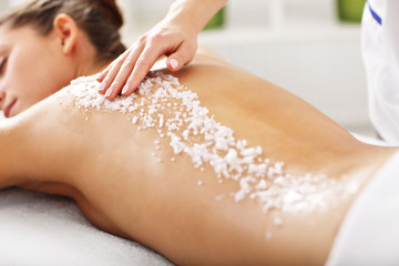 Canvas Print - Beautiful woman having exfoliation treatment in spa