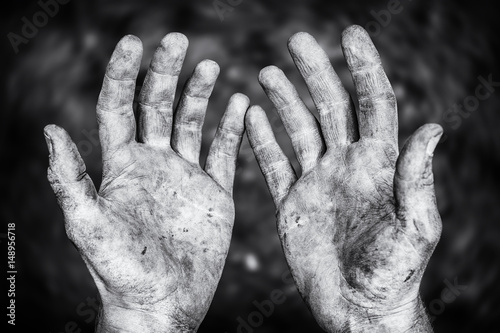 Foto  Schmutzige bettelnde Hände