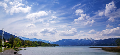panoramiczny-widok-na-jezioro-tegernsee-bawarska-miejscowosc-turystyczna-z-alpami-w-tle-niebieskie-pochmurne-niebo-bawaria-niemcy