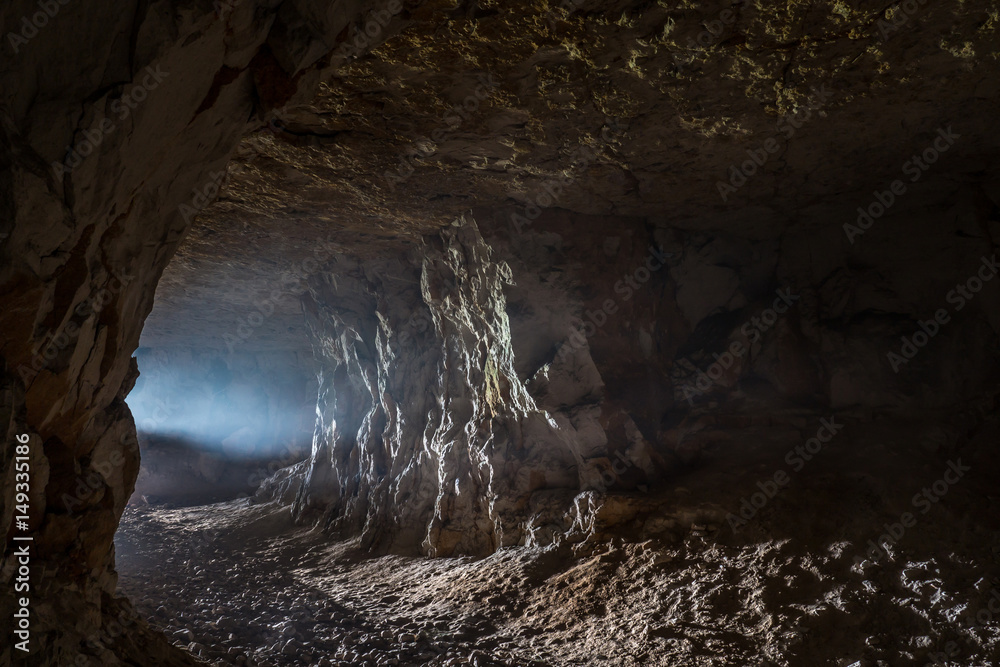 A ray of light in the cave - obrazy, fototapety, plakaty 
