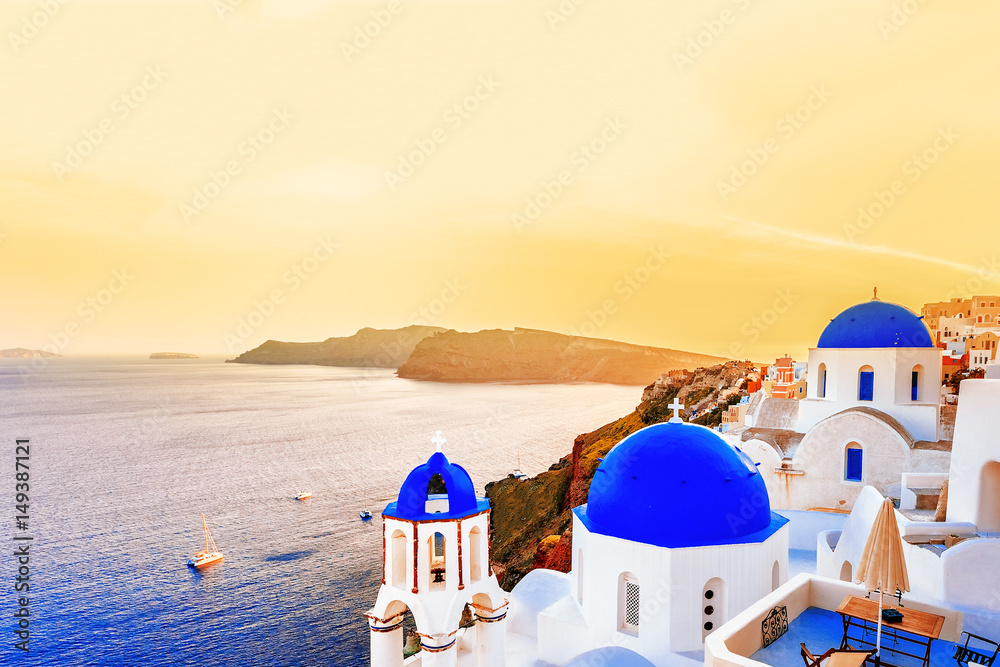 Beautiful Santorini sunset scenery, traditional white architecture, Santorini island, Oia village, Greece, Europe. Santorini is famous and popular summer vacation romantic resort. - obrazy, fototapety, plakaty 