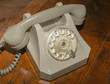 Antikes Telefon auf rustikalem Holzhintergrund
