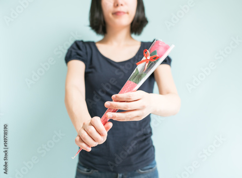 花を渡す笑顔の女性 Buy This Stock Photo And Explore Similar Images At Adobe Stock Adobe Stock