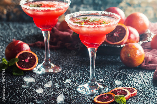 blood-orange-margarita-czerwony-drink-z-owocow-w-plytkich-kieliszkach