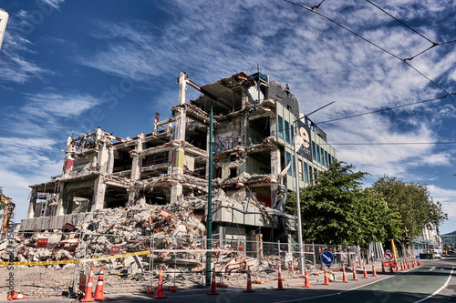 Plakat Prawie zburzony budynek na zamkniętym terenie w centrum Christchurch, po trzęsieniu ziemi w dniu 22 lutego 2011 r.