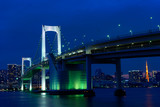 Fototapeta Miasta - 東京　お台場　レインボーブリッジの夜景　マジックアワー