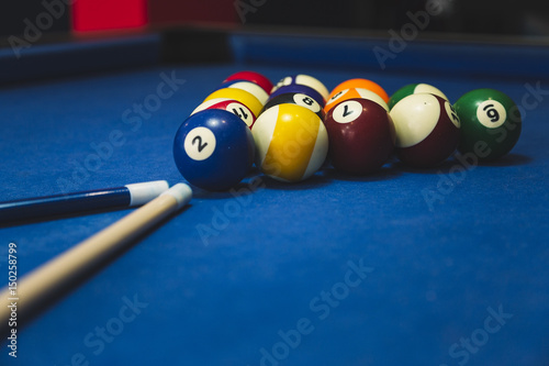 Zdjęcie XXL Kule bilardowe na niebieskim stole z bilardem, snooker, gra bilardowa.
