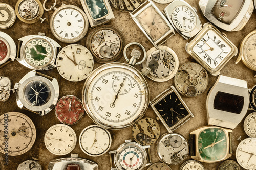 Plakat Kolekcja vintage zardzewiałe zegarki i części