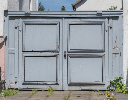 Altes graues Garagentor aus Holz – kaufen Sie dieses Foto und finden