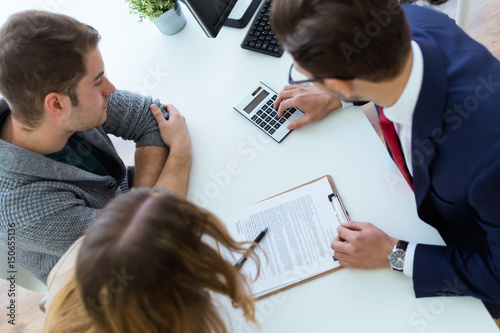 Homme d'affaires expliquant les termes du contrat à ses clients au bureau Tableau sur Toile