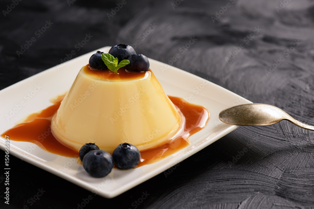 Obraz na płótnie Cream pudding with caramel sauce and blueberries. w salonie