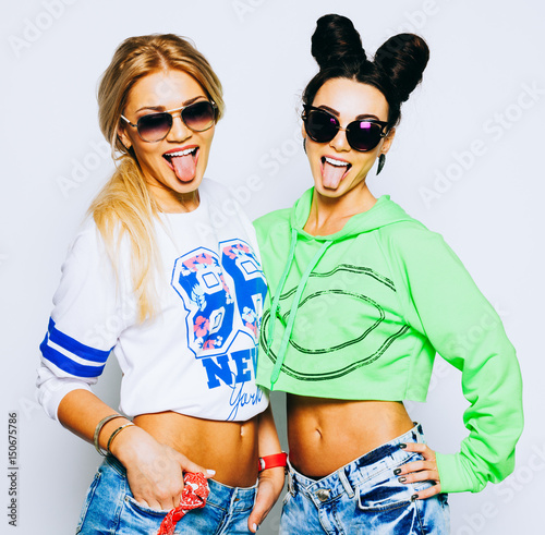 verruecktes-blondes-jugendlich-afrikanisches-nacktes-sexy-maedchen
