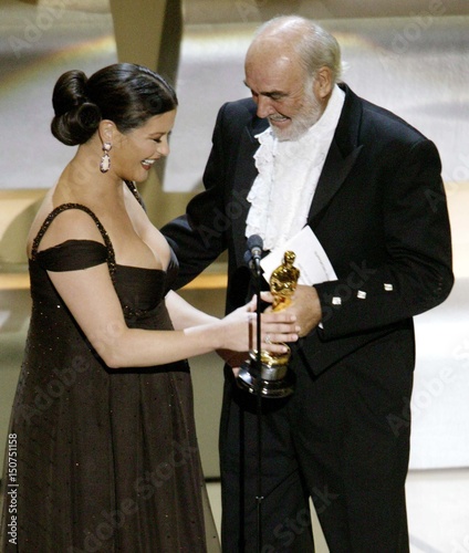 Catherine Zeta Jones Receives Her Oscar From Presenter Sean