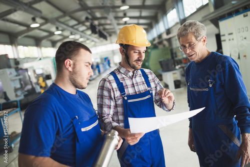 Fotografía Supplier with engineer checking on production in factory