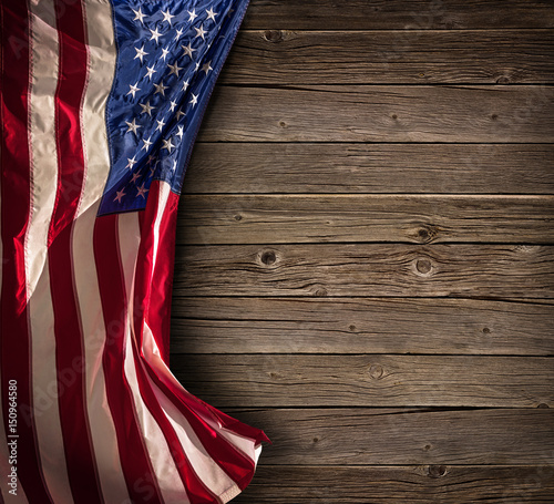 Cuadros en Lienzo Patriotic American Celebration - Aged Usa Flag On Vintage Wood