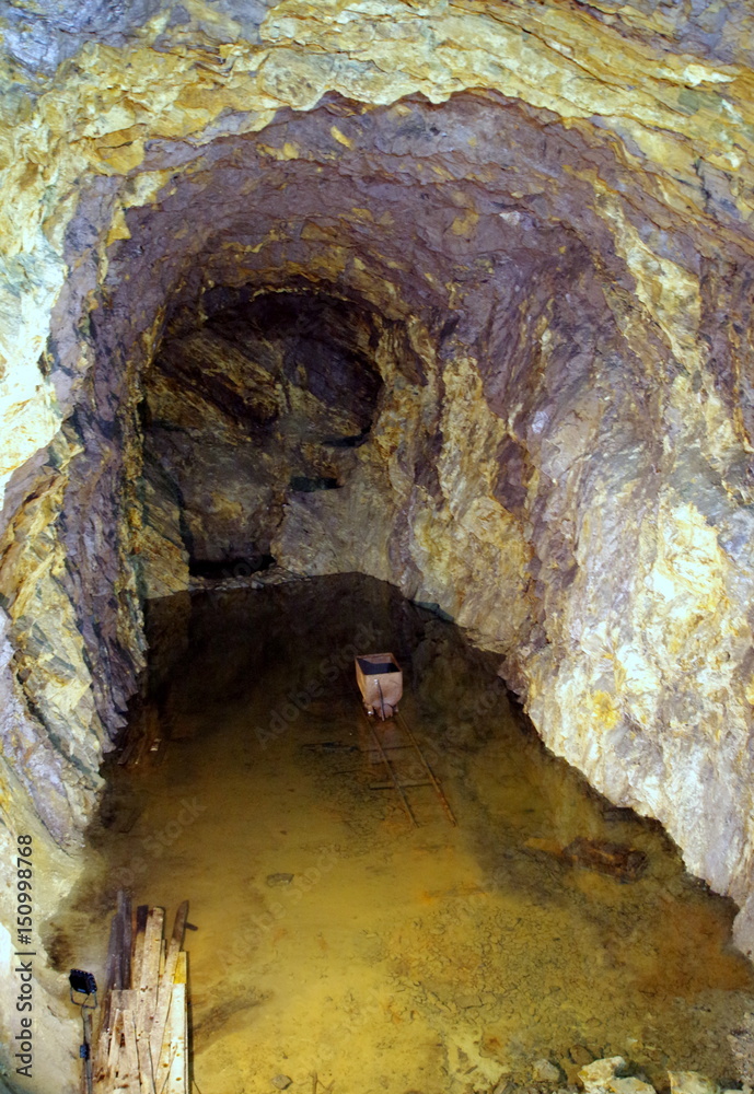 Jaskinia w kopalni, zalana wodą - obrazy, fototapety, plakaty 