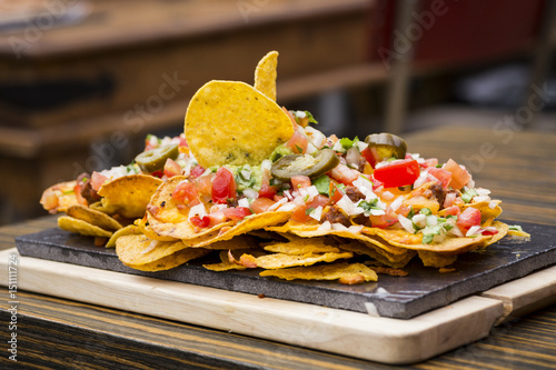 Fotografía Plate of nachos flavored with vegetables of different flavors and textures