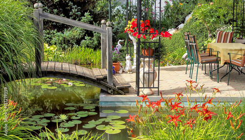 Gartenbereich Mit Brucke Uber Gartenteich Kaufen Sie Dieses Foto Und Finden Sie Ahnliche Bilder Auf Adobe Stock Adobe Stock