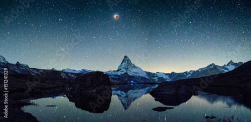 Fotografía  Blutmond mit Matterhorn und Stellisee