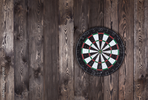Fotografía Dart board on a wooden wall