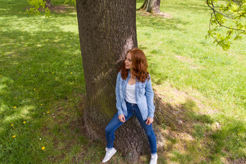 Canvas Print - attraktive junge frau steht draußen im park