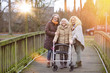 Senioren Altenpflege Spaziergang im Abendrot mit Flares