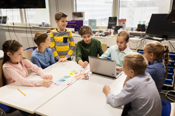 Wall Mural - kids with invention kit at robotics school