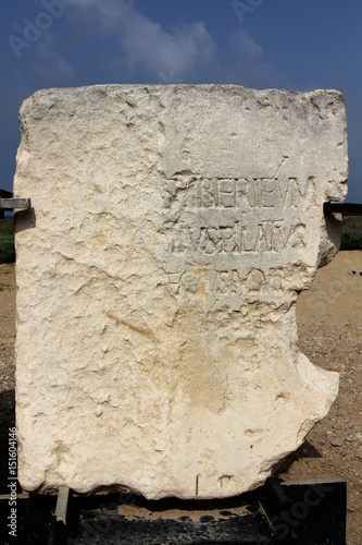 Fotografía Stone monument with mention of Pontius Pilate near Herod's palace in Caesarea Ma