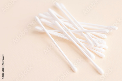 Fotografía White cotton buds on cream color pastel background