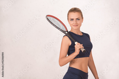  Fototapeta Squash   mloda-kobieta-gra-w-squasha-cwiczen-na-silowni