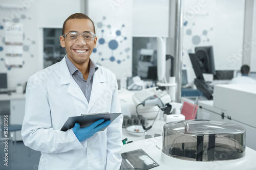 Fotomural Young scientist watching laboratory machine during an experiment