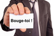 © Richard Villalon - Homme tenant une carte avec bouge-toi écrit dessus