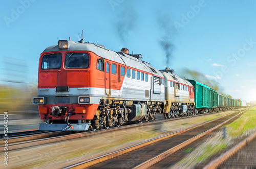 Plakat Pociąg towarowy rozmycie ruchu nasyp kolejowy nasyp.