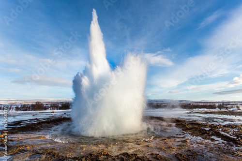 Fotomural Geyser Erupts with steam in winter