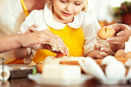 Zdjęcie XXL Spędzanie czasu rodzinnego w jakości. Pieczenie ciastek.