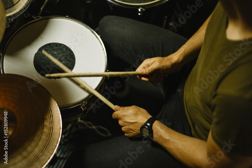 Plakat Człowiek grający na perkusji